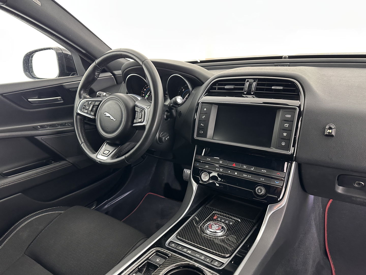 Jaguar XE 2.0 D R-Sport Aut. *1/2LEATHER | XENON | NAVI-FULLMAP | MERIDIAN-SOUND | SPORT-SEATS | CAMERA | ECC | PDC | CRUISE | 17''ALU*