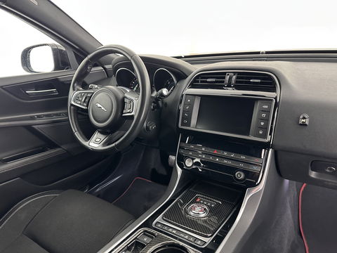 Jaguar XE 2.0 D R-Sport Aut. *1/2LEATHER | XENON | NAVI-FULLMAP | MERIDIAN-SOUND | SPORT-SEATS | CAMERA | ECC | PDC | CRUISE | 17''ALU*
