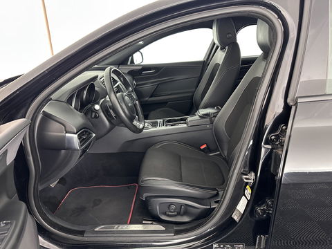 Jaguar XE 2.0 D R-Sport Aut. *1/2LEATHER | XENON | NAVI-FULLMAP | MERIDIAN-SOUND | SPORT-SEATS | CAMERA | ECC | PDC | CRUISE | 17''ALU*