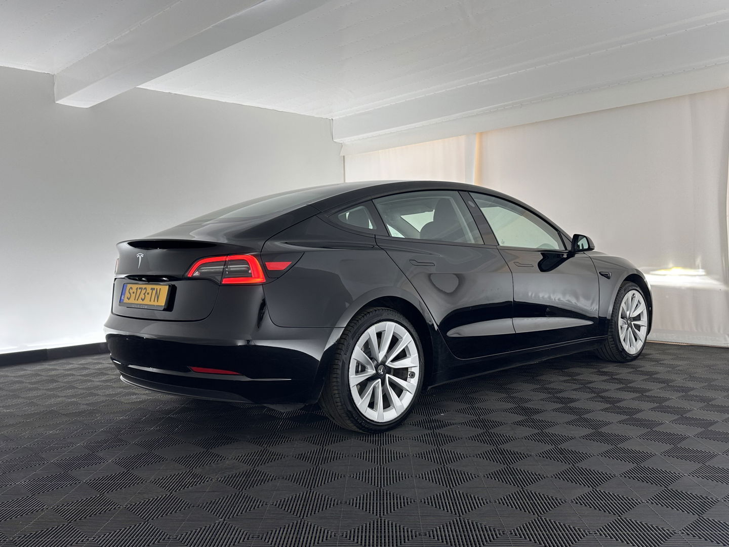 Tesla Model 3 Standard RWD Plus 60 kWh (INCL-BTW) Aut. *PANO | AUTO-PILOT | FULL-LEATHER | KEYLESS | FULL-LED | MEMORY-PACK | SURROUND-VIEW | DAB | CARPLAY | DIGI-COCKPIT | LANE-ASSIST | COMFORT-SEATS | 19"ALU*