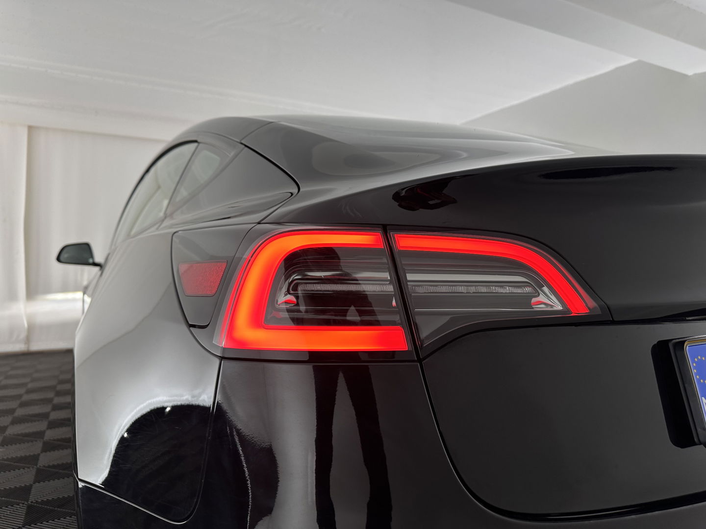 Tesla Model 3 Standard RWD Plus 60 kWh (INCL-BTW) Aut. *PANO | AUTO-PILOT | FULL-LEATHER | KEYLESS | FULL-LED | MEMORY-PACK | SURROUND-VIEW | DAB | CARPLAY | DIGI-COCKPIT | LANE-ASSIST | COMFORT-SEATS | 19"ALU*
