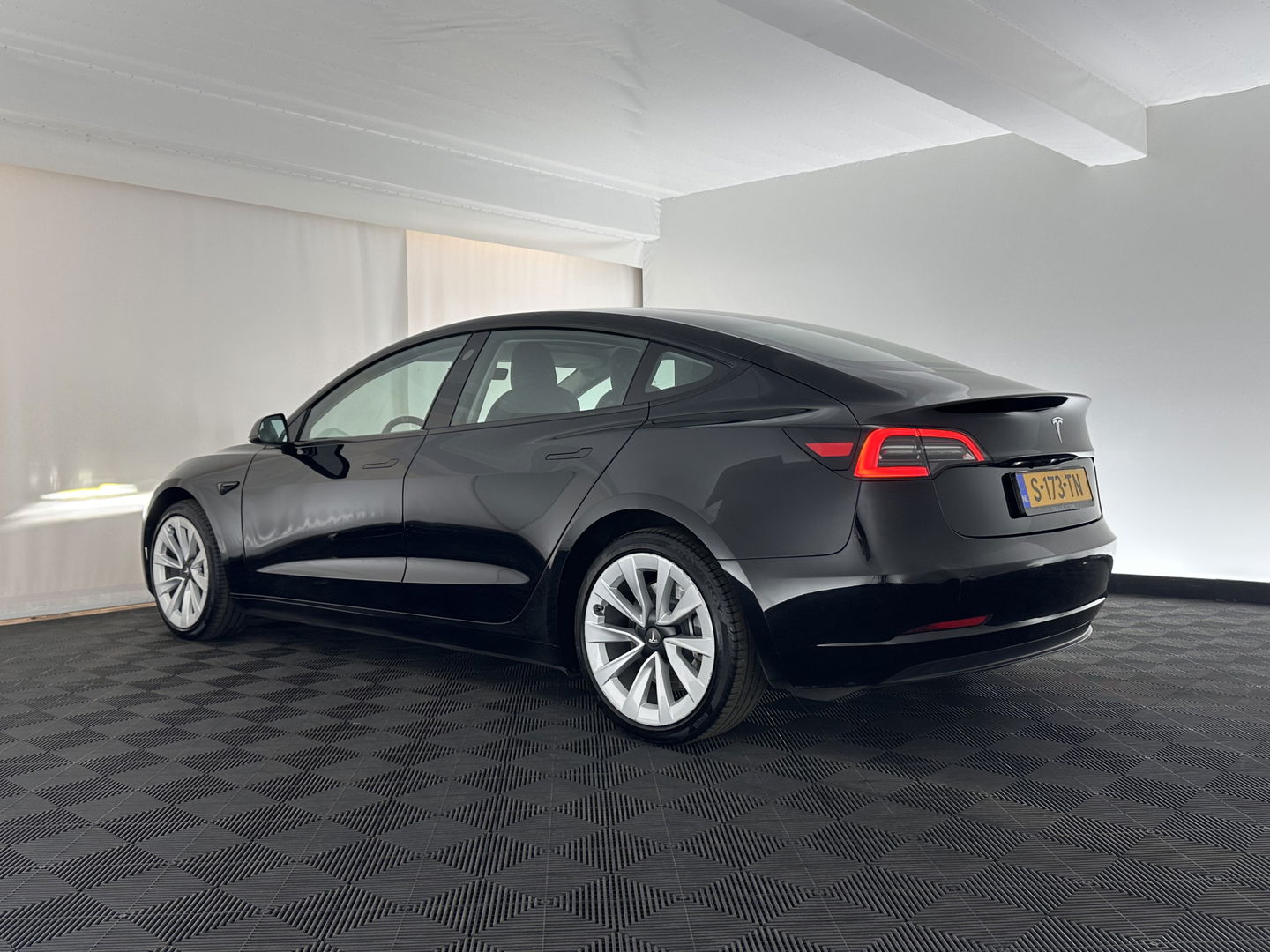 Tesla Model 3 Standard RWD Plus 60 kWh (INCL-BTW) Aut. *PANO | AUTO-PILOT | FULL-LEATHER | KEYLESS | FULL-LED | MEMORY-PACK | SURROUND-VIEW | DAB | CARPLAY | DIGI-COCKPIT | LANE-ASSIST | COMFORT-SEATS | 19"ALU*