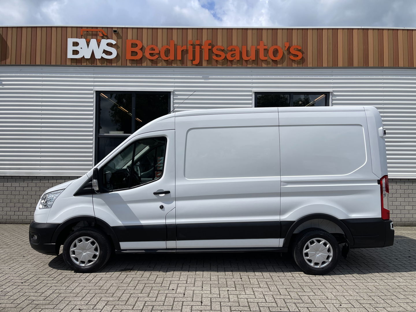 Ford Transit 310 2.0 TDCI L2H2 Trend / vaste prijs rijklaar € 16.950 ex btw / lease vanaf € 285 / airco / cruise control / euro 6 diesel / bpm vrij / trekhaak 2450 kg !