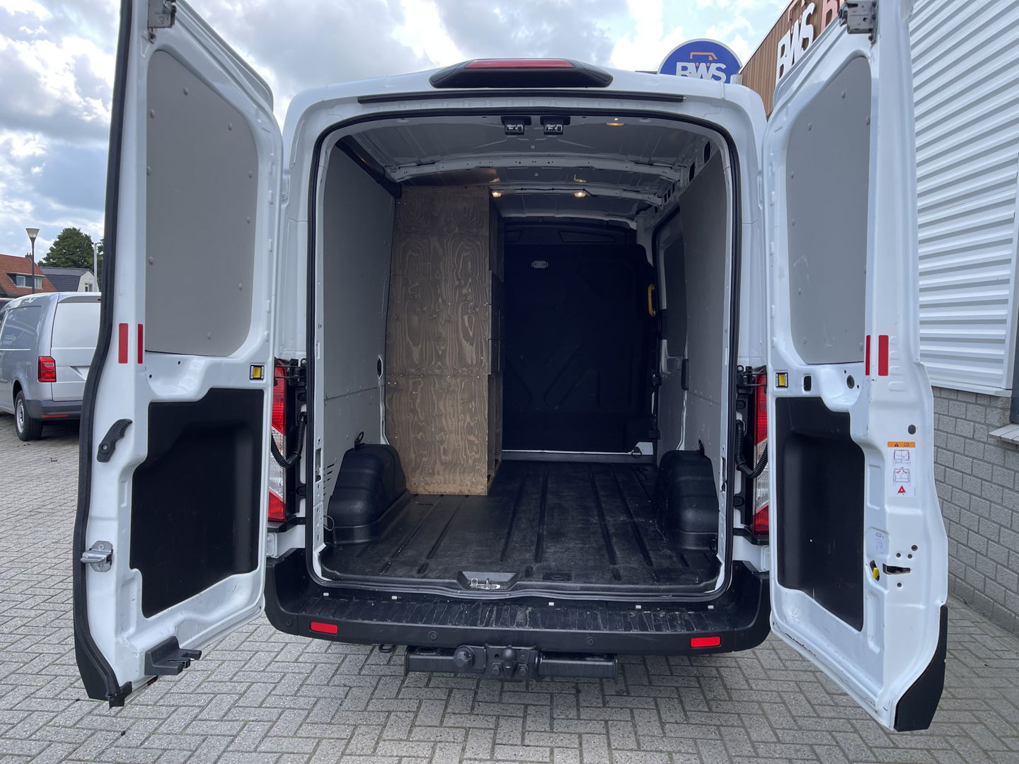Ford Transit 310 2.0 TDCI L2H2 Trend / vaste prijs rijklaar € 16.950 ex btw / lease vanaf € 285 / airco / cruise control / euro 6 diesel / bpm vrij / trekhaak 2450 kg !