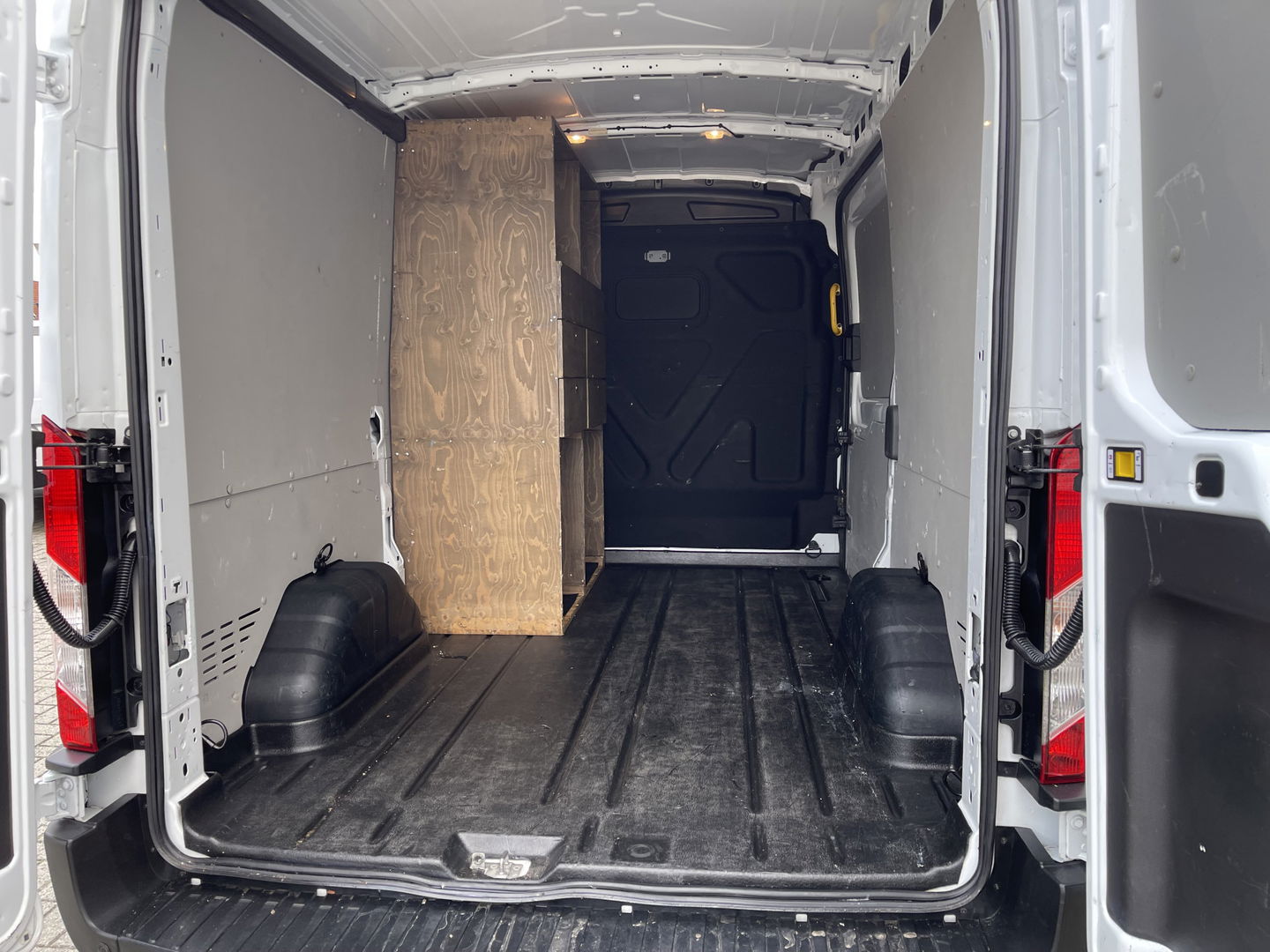 Ford Transit 310 2.0 TDCI L2H2 Trend / vaste prijs rijklaar € 16.950 ex btw / lease vanaf € 285 / airco / cruise control / euro 6 diesel / bpm vrij / trekhaak 2450 kg !