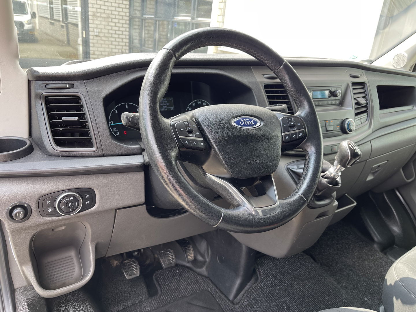 Ford Transit 310 2.0 TDCI L2H2 Trend / vaste prijs rijklaar € 16.950 ex btw / lease vanaf € 285 / airco / cruise control / euro 6 diesel / bpm vrij / trekhaak 2450 kg !