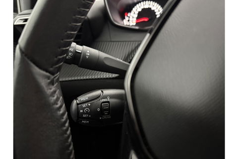 Peugeot 208 1.2 PureTech Airco Carplay Cruise LED Navigatie 16"LMV PDC