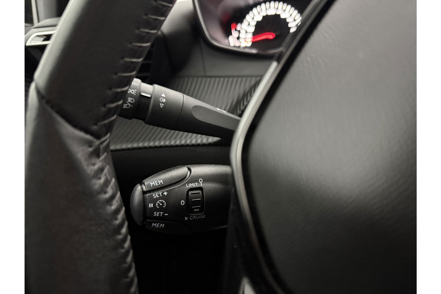 Peugeot 208 1.2 PureTech Airco Carplay Cruise LED Navigatie 16"LMV PDC