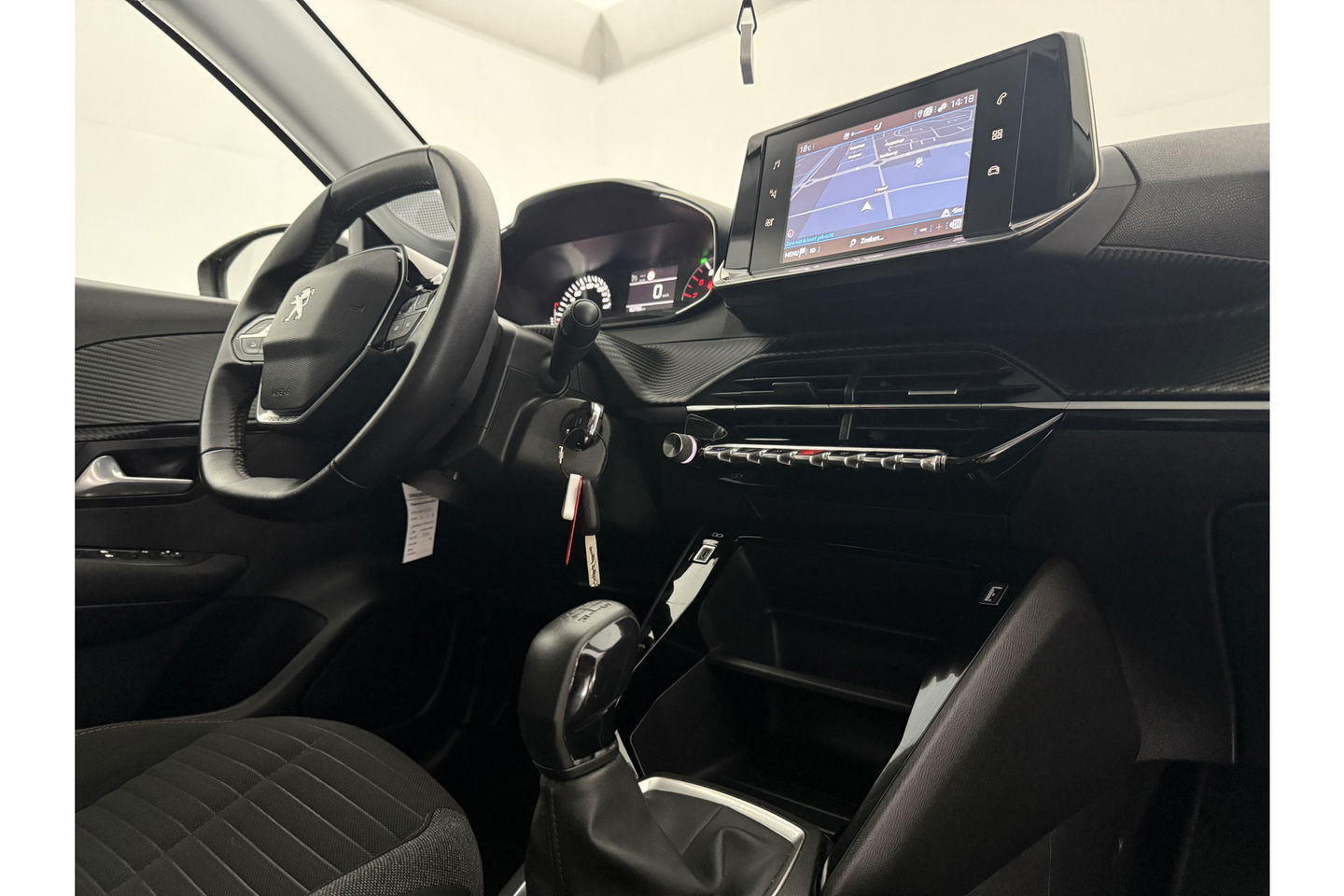 Peugeot 208 1.2 PureTech Airco Carplay Cruise LED Navigatie 16"LMV PDC