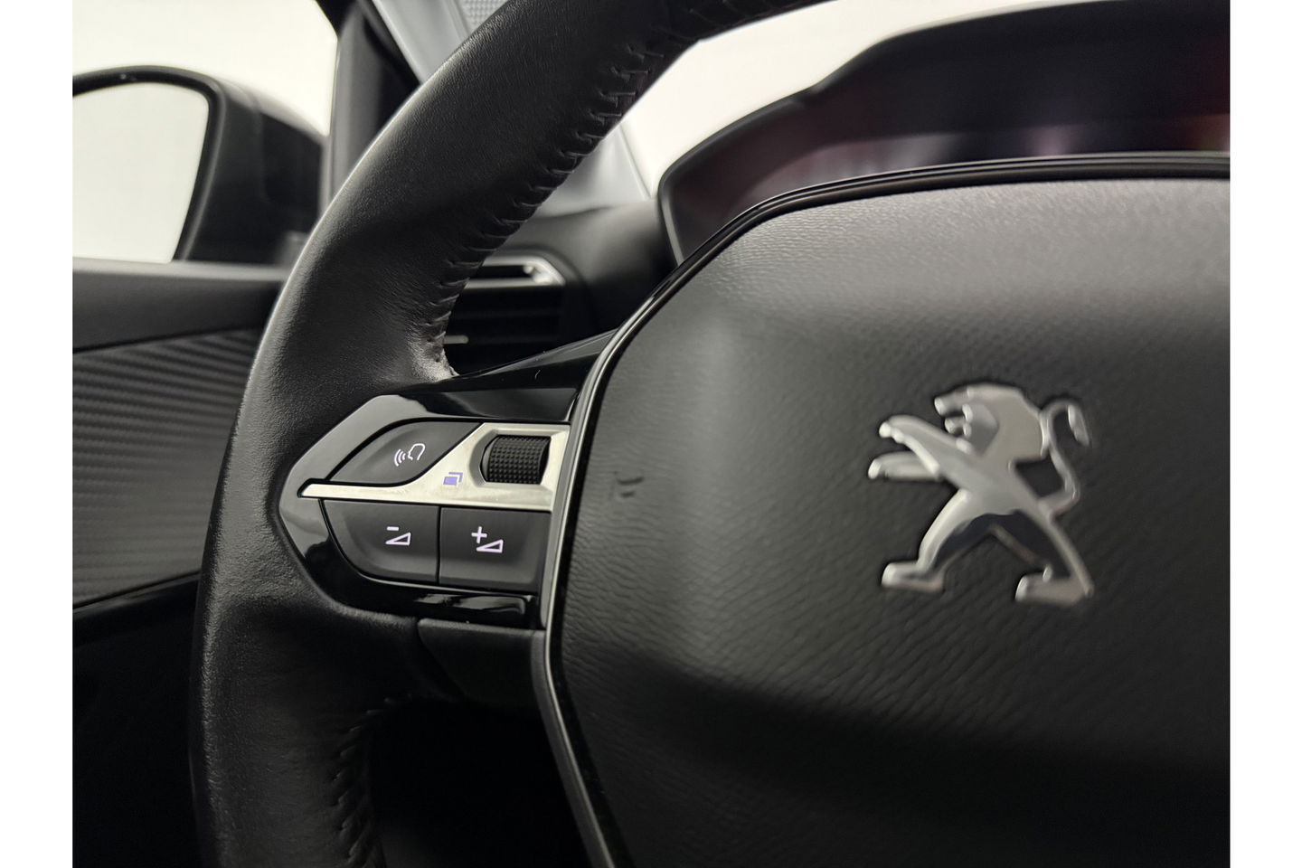 Peugeot 208 1.2 PureTech Airco Carplay Cruise LED Navigatie 16"LMV PDC