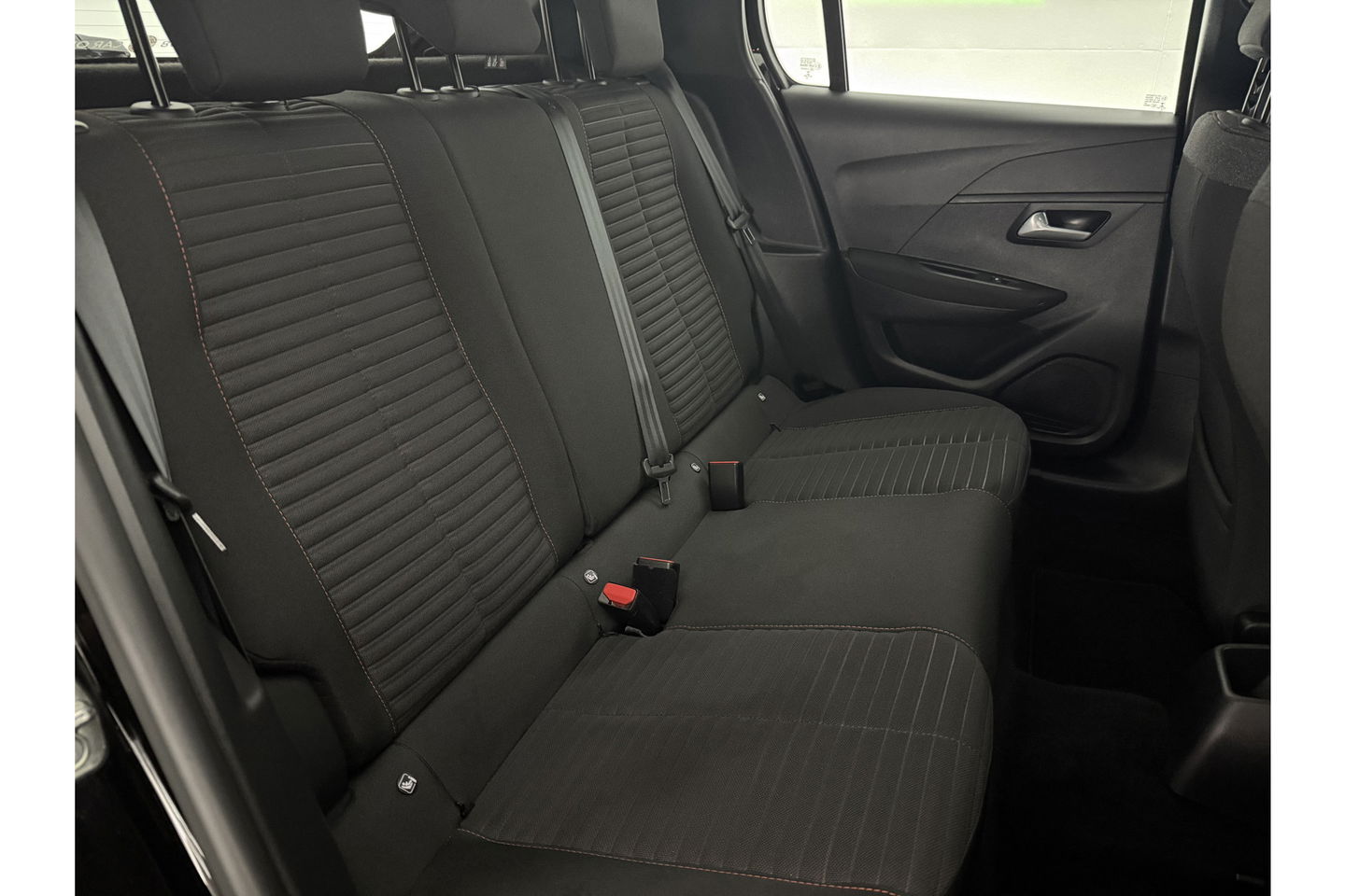Peugeot 208 1.2 PureTech Airco Carplay Cruise LED Navigatie 16"LMV PDC