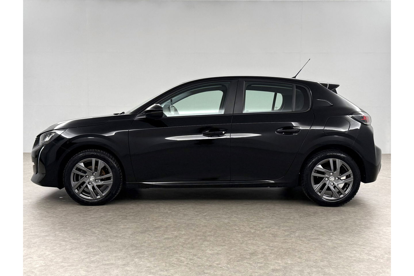 Peugeot 208 1.2 PureTech Airco Carplay Cruise LED Navigatie 16"LMV PDC