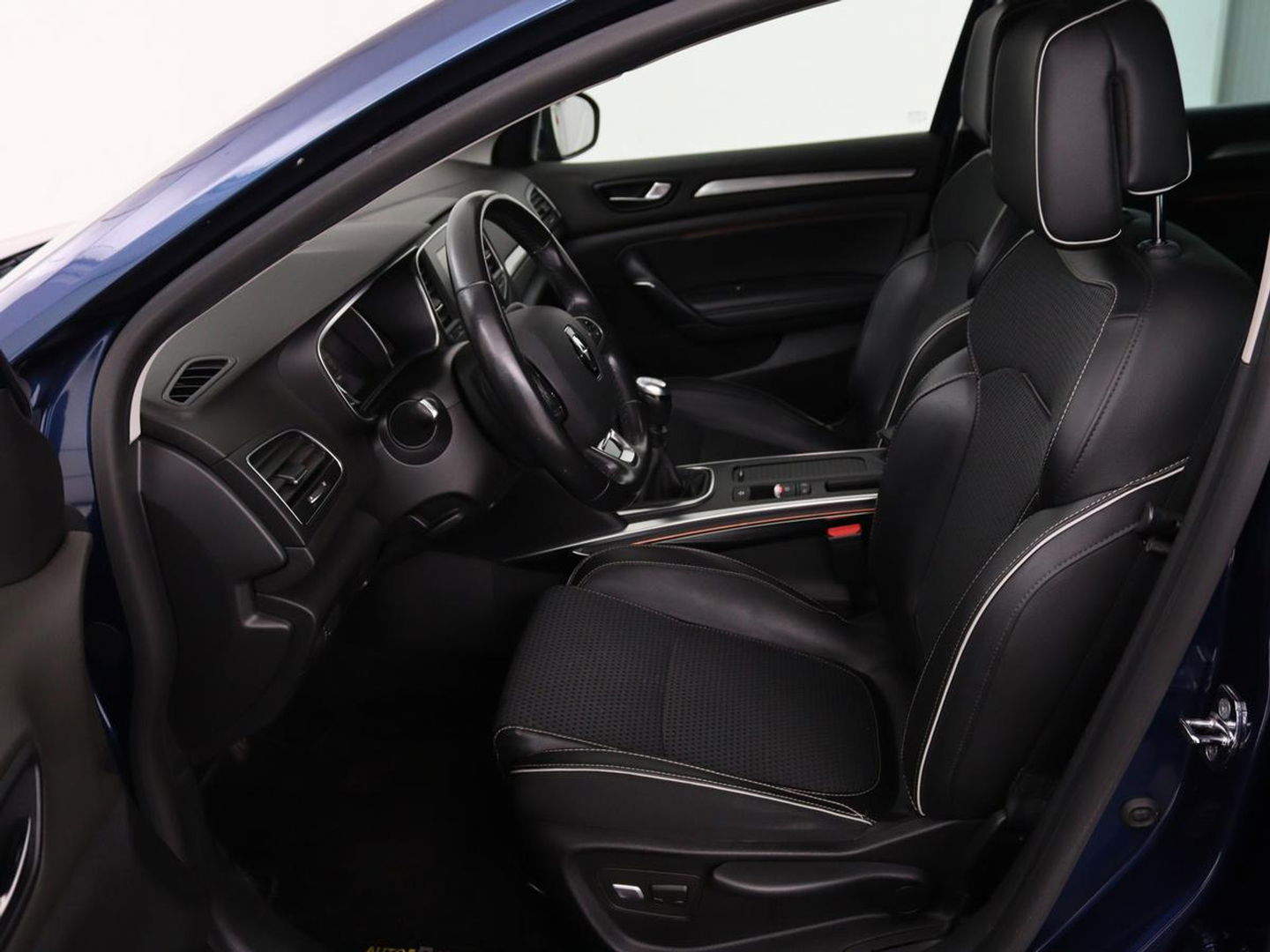 Renault Mégane 1.2 TCe Bose | Trekhaak | Half leder | Camera | Massage | Navigatie | Climate control | Park Assist | Cruise control | Keyless