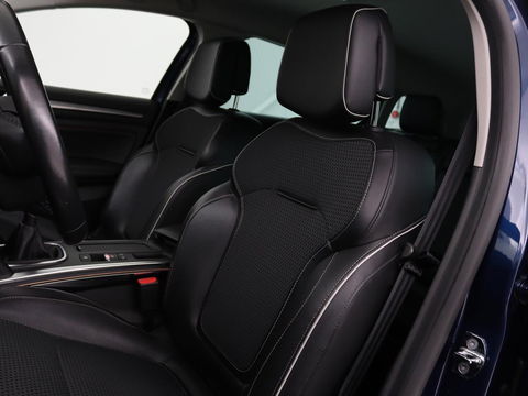Renault Mégane 1.2 TCe Bose | Trekhaak | Half leder | Camera | Massage | Navigatie | Climate control | Park Assist | Cruise control | Keyless