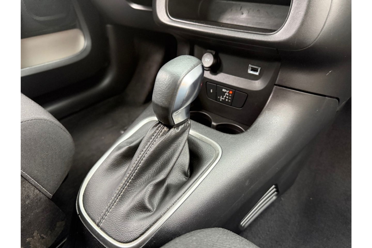 Citroën C3 1.2 PT SHINE AUTOMAAT 110PK AIRCO NAVI PDC-CAMERA CRUISE.
