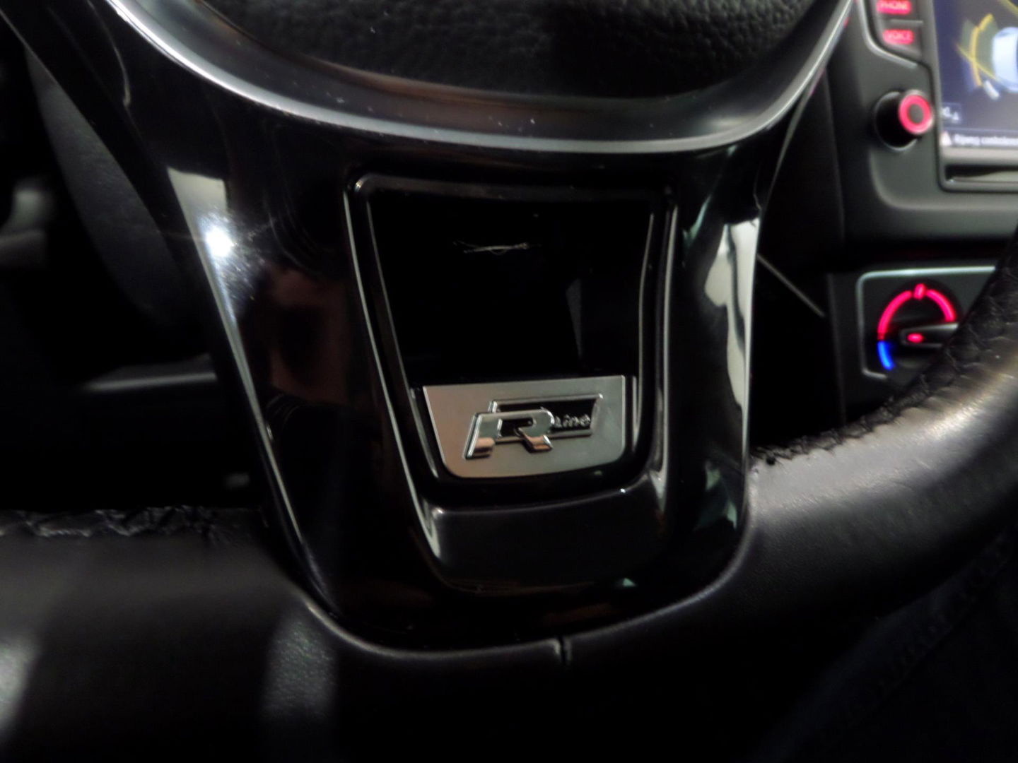 Volkswagen Polo 1.2 TSI R-Line "Origineel NL!" Apple-Carplay Leer Navigatie Bluetooth Parkeersens, van 2e eigenaar in nieuwstaat!