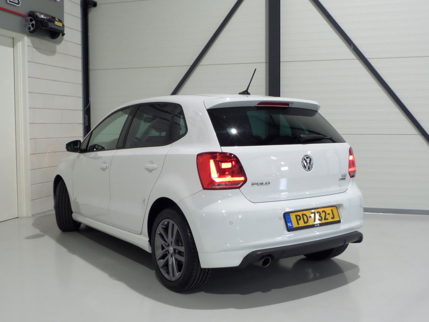 Volkswagen Polo 1.2 TSI R-Line "Origineel NL!" Apple-Carplay Leer Navigatie Bluetooth Parkeersens, van 2e eigenaar in nieuwstaat!