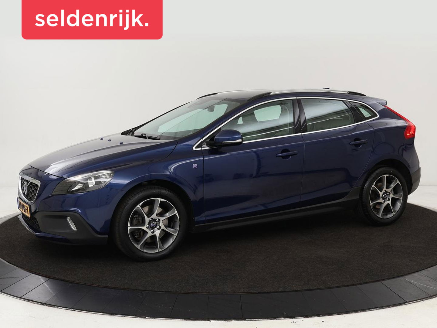 Volvo V40 Cross Country 2.0 D2 Ocean Race | Leder | Stoelverwarming | Trekhaak | Climate control | Bluetooth | Cruise control