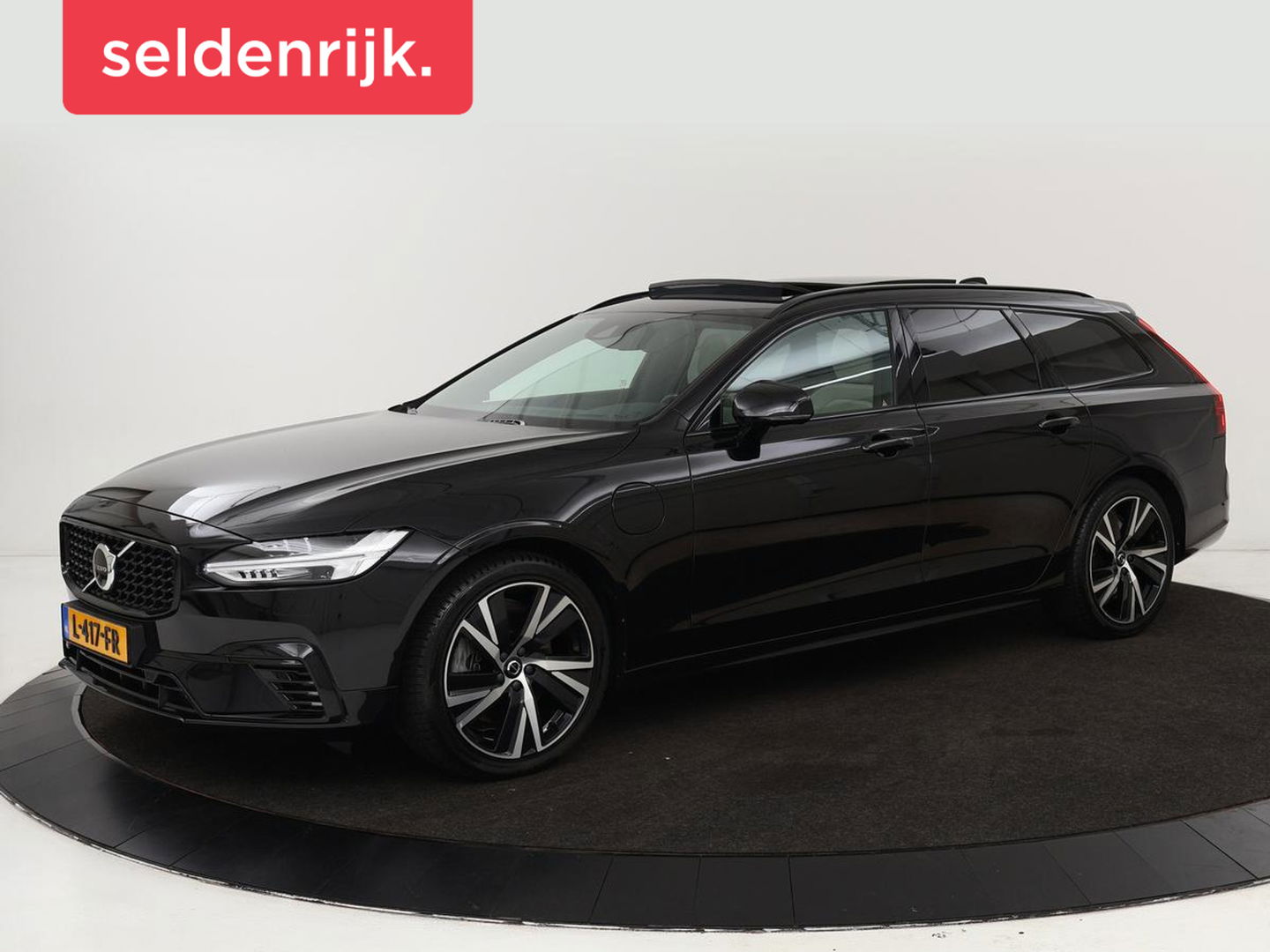 Volvo V90 2.0 T8 AWD R-Design | Panoramadak | Head-Up | Trekhaak | Stoel & stuurverwarming | Leder | 360 camera | Luchtvering | Harman/Kardon | Adaptive cruise | Achterbankverwarming
