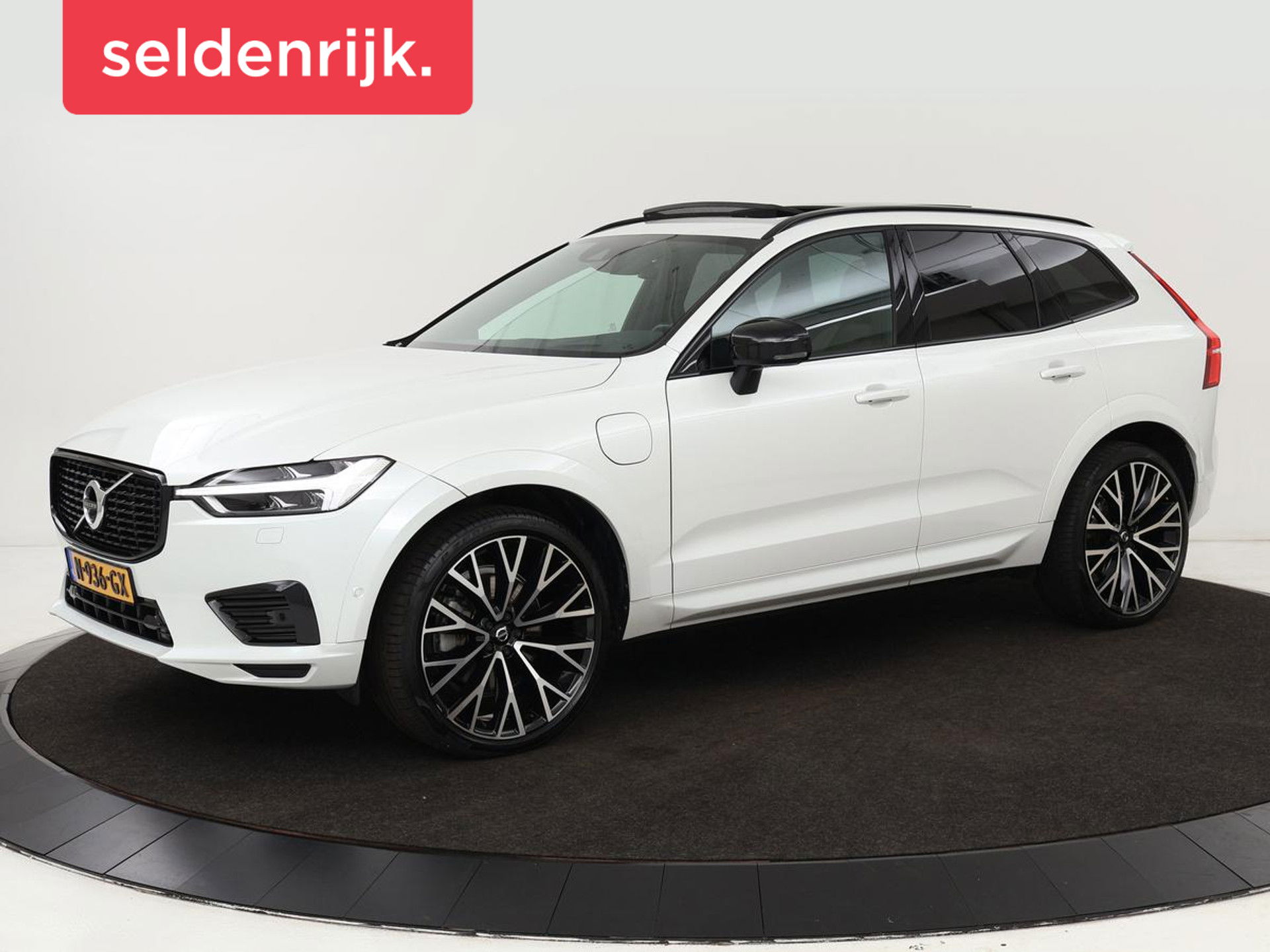 Volvo XC60 2.0 Recharge T6 AWD R Design | Panoramadak | Head-Up | Stoel & stuurverwarming | Camera | Adaptive cruise | Trekhaak | Harman/Kardon | Navigatie | Full LED | 22'' lichtmetalen velgen