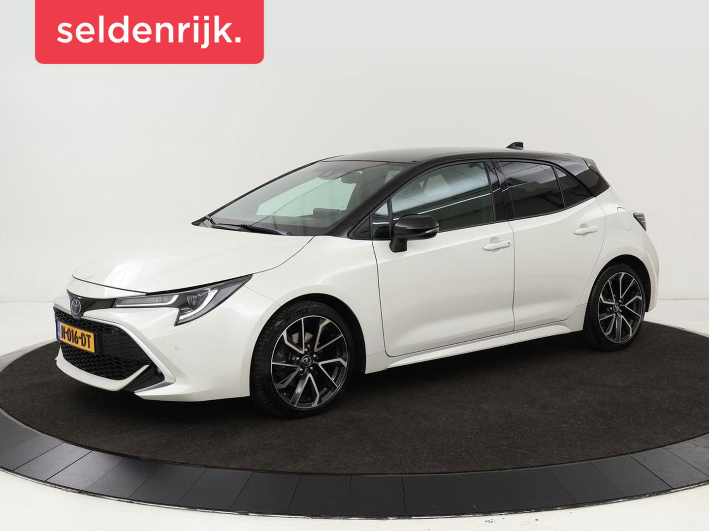 Toyota Corolla 2.0 Hybrid GR-Sport | Stoel & stuurverwarming | Camera | Adaptive cruise | Sportstoelen | Park Assist | Half leder | Full LED | Keyless