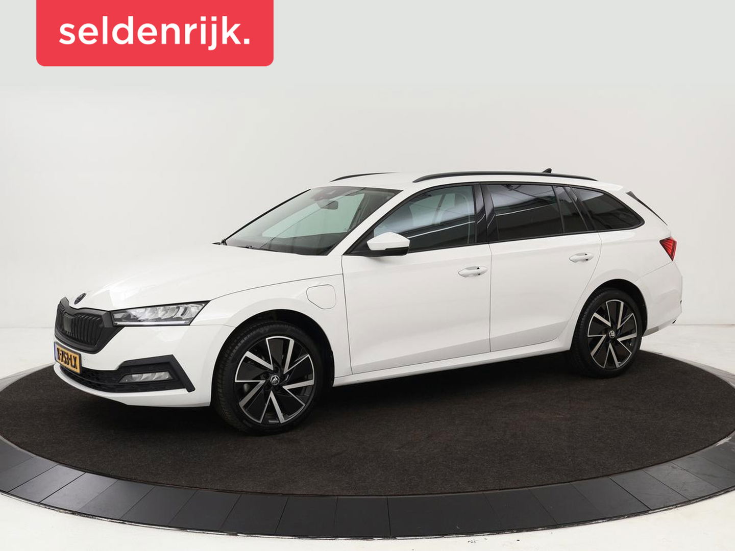 Škoda Octavia 1.4 TSI iV Business Edition | Trekhaak | Carplay | Full LED | Navigatie | Climate control | Parkeerhulp | Cruise control | PHEV