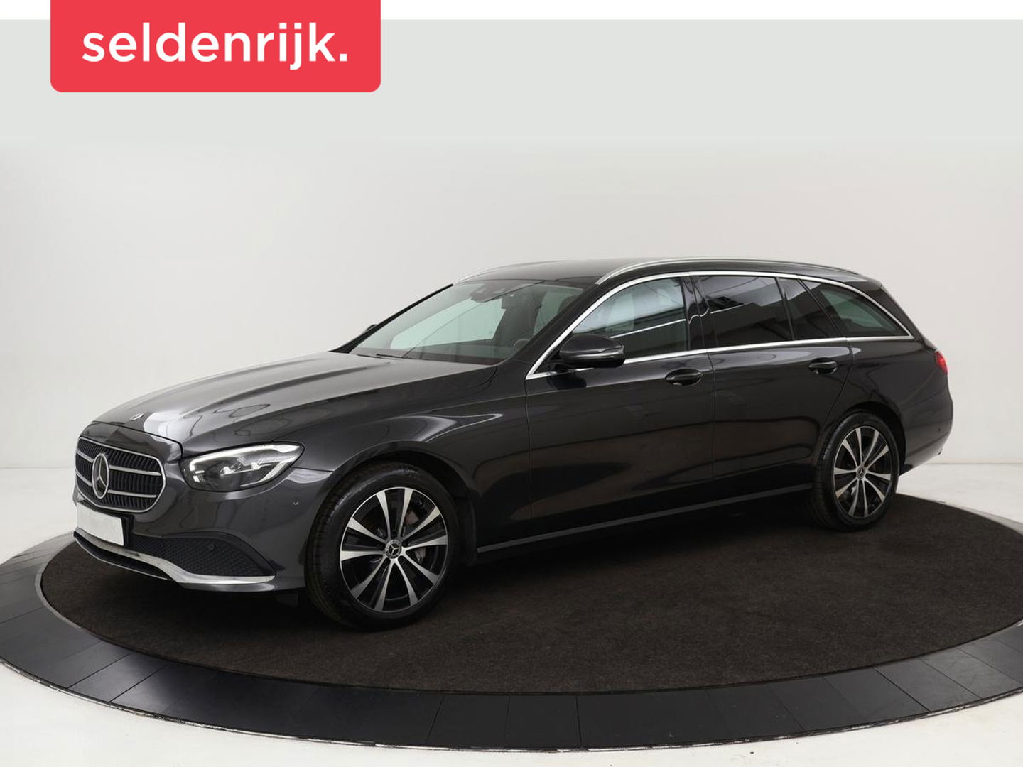 Mercedes-Benz E-Klasse 300e Avantgarde | Adaptive cruise | Trekhaak | Stoelverwarming | Camera | Widescreen | Sfeerverlichting | Half leder | Full LED