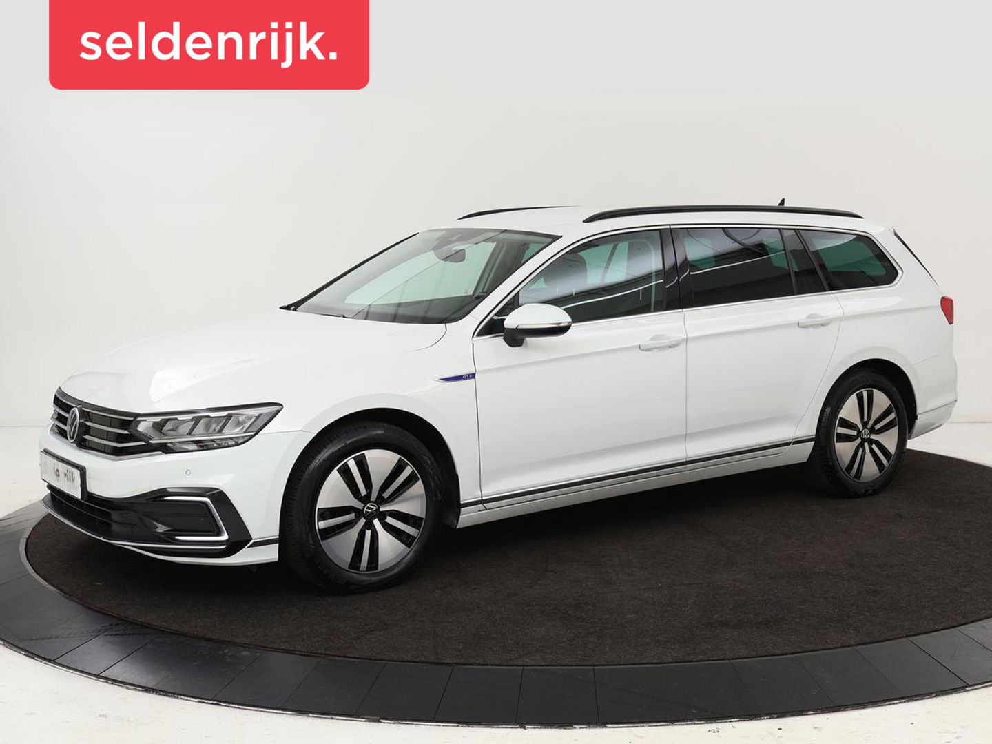 Volkswagen Passat 1.4 TSI PHEV GTE | Stoelverwarming | Massage | Carplay | Camera | Adaptive cruise | Matrix LED | Navigatie | Memory | Sfeerverlichting