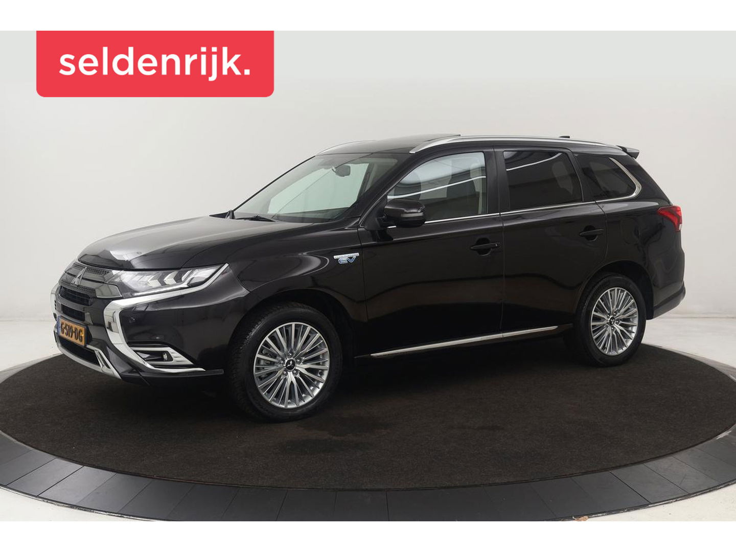 Mitsubishi Outlander 2.4 PHEV Intense+ | Schuifdak | Trekhaak | Stoelverwarming | Carplay | Camera | Full LED | Stuurverwarming | Keyless | Dodehoek detectie | Half leder