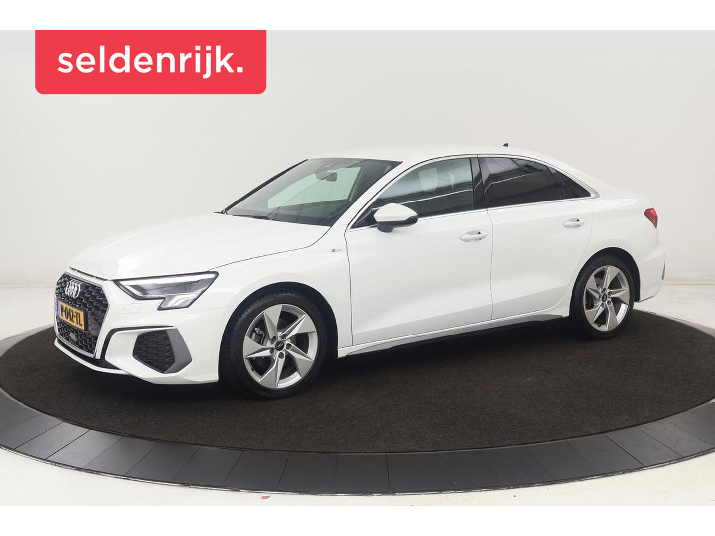 Audi A3 35 TFSI S edition | Adaptive cruise | Carplay | Sportstoelen | Virtual Cockpit | Full LED | Navigatie | Climate control | S Line