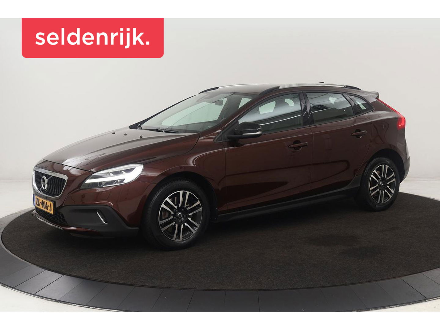 Volvo V40 Cross Country 2.0 T4 Momentum | Automaat | Stoelverwarming | Trekhaak | Camera | Full LED | Navigatie | Achterbankverwarming | Climate control