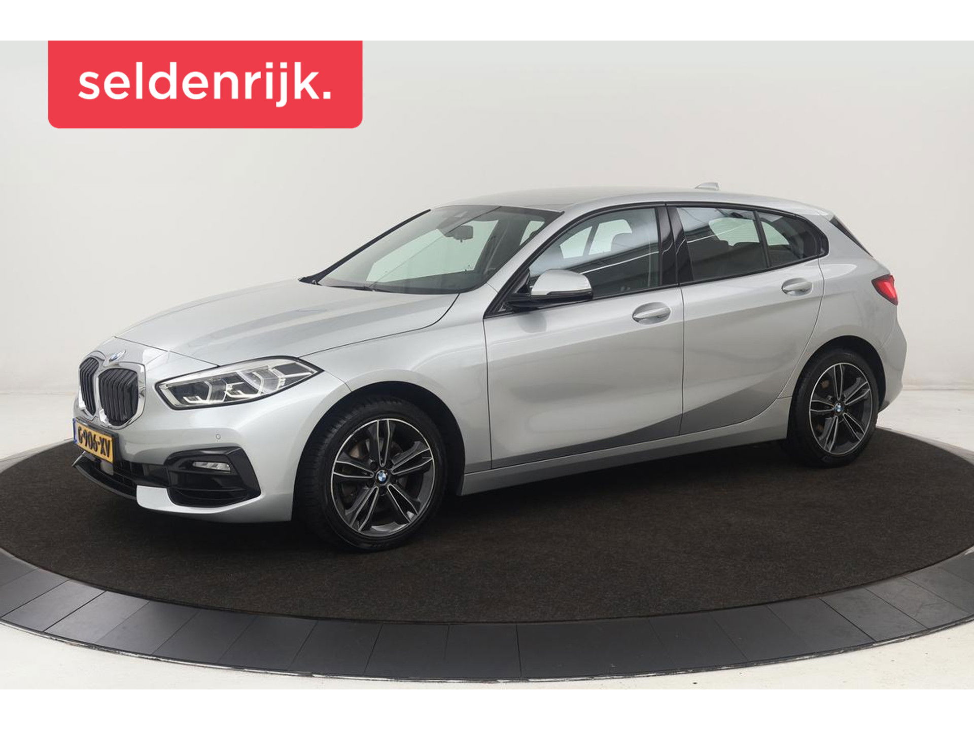 BMW 1-serie 118i Executive Edition | Sport Line | Carplay | Full LED | Sportstoelen | Climate control | Navigatie | Parkeerhulp | Live Cockpit | Cruise control