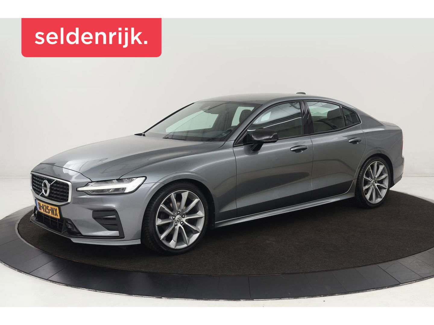 Volvo S60 2.0 T4 R-Design | Trekhaak | Stoelverwarming | Carplay | Adaptive cruise | Keyless | Navigatie | Contourstoelen | Full LED