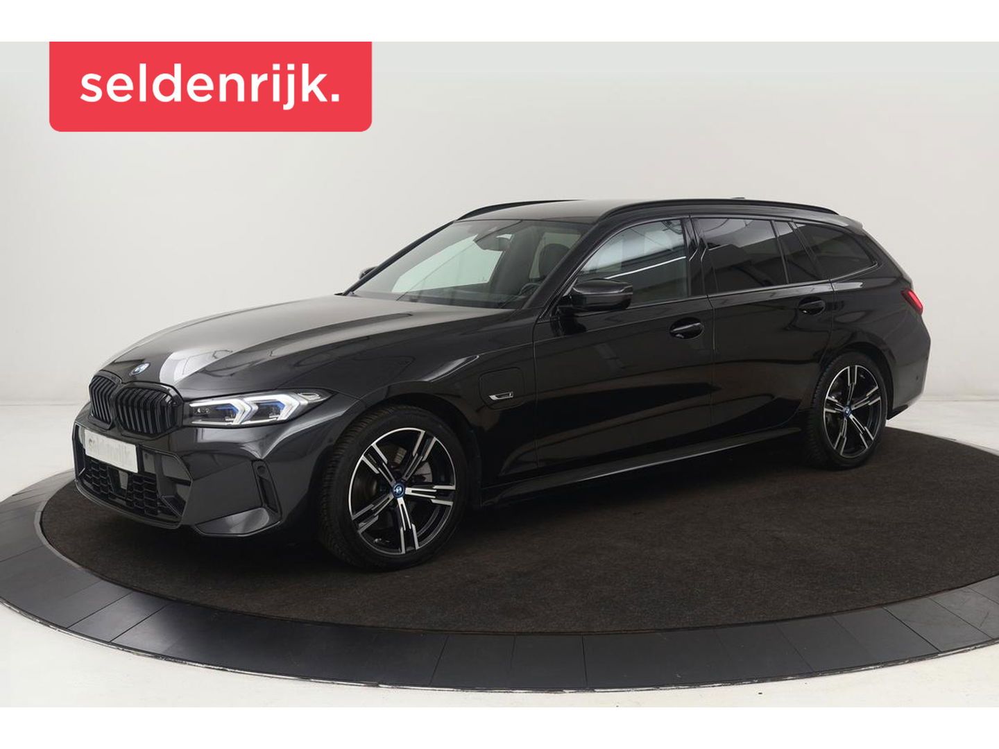 BMW 3 Serie Touring 320e M Sport | Head-Up | Stoel & stuurverwarming | Adaptive cruise | Sportstoelen | Adaptief LED | Sfeerverlichting | Camera | Carplay | Leder/Alcantara