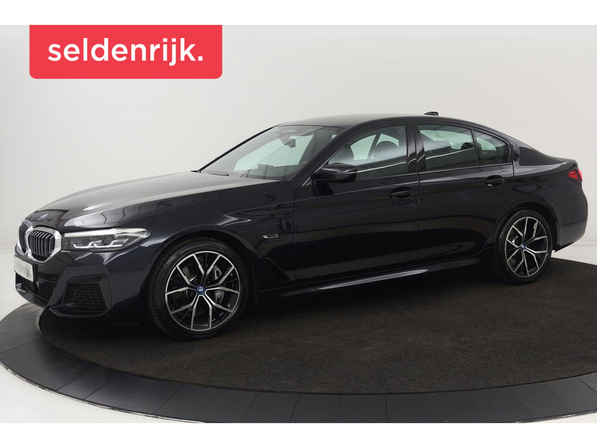 BMW 5 Serie 545e xDrive M Sport | Trekhaak | Adaptive cruise | Stoel & stuurverwarming | Alcantara | Camera | Carplay | Sfeerverlichting | 19'' | Full LED | Park Assist