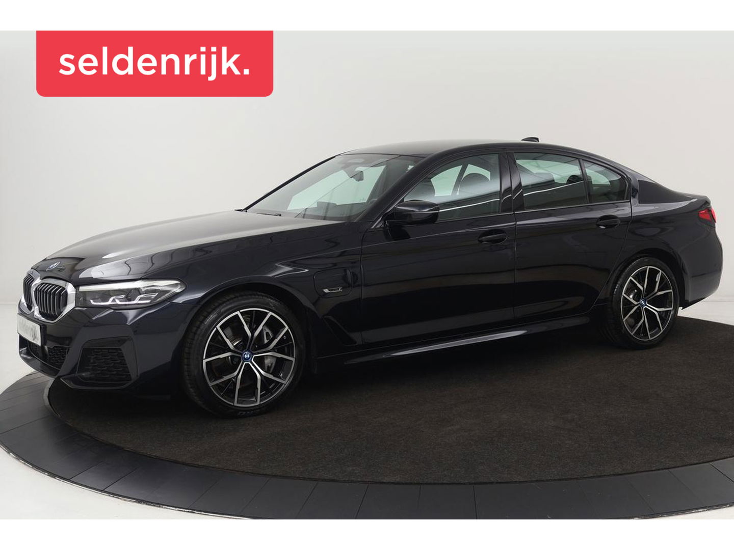 BMW 5 Serie 545e xDrive M Sport | Trekhaak | Adaptive cruise | Stoel & stuurverwarming | Alcantara | Camera | Carplay | Sfeerverlichting | 19'' | Full LED | Park Assist