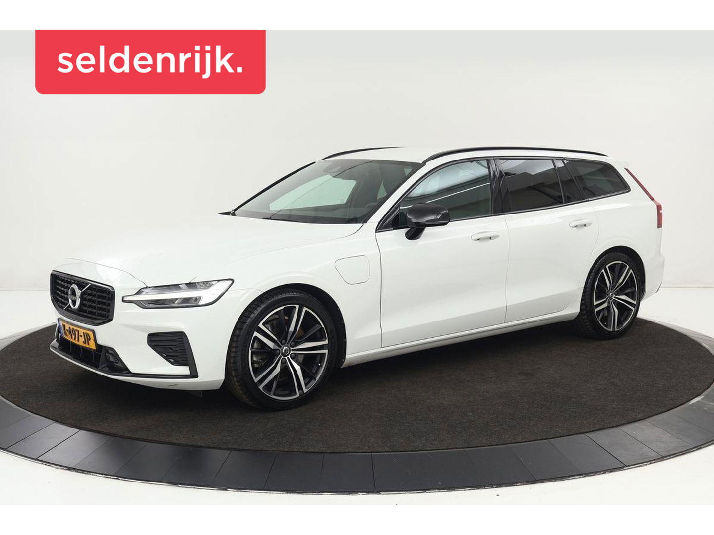 Volvo V60 2.0 T6 Recharge AWD R-Design | Trekhaak | Stoel & stuurverwarming | Adaptive cruise | Carplay | Camera | Keyless | Navigatie | Full LED | Dodehoek detectie | Half leder