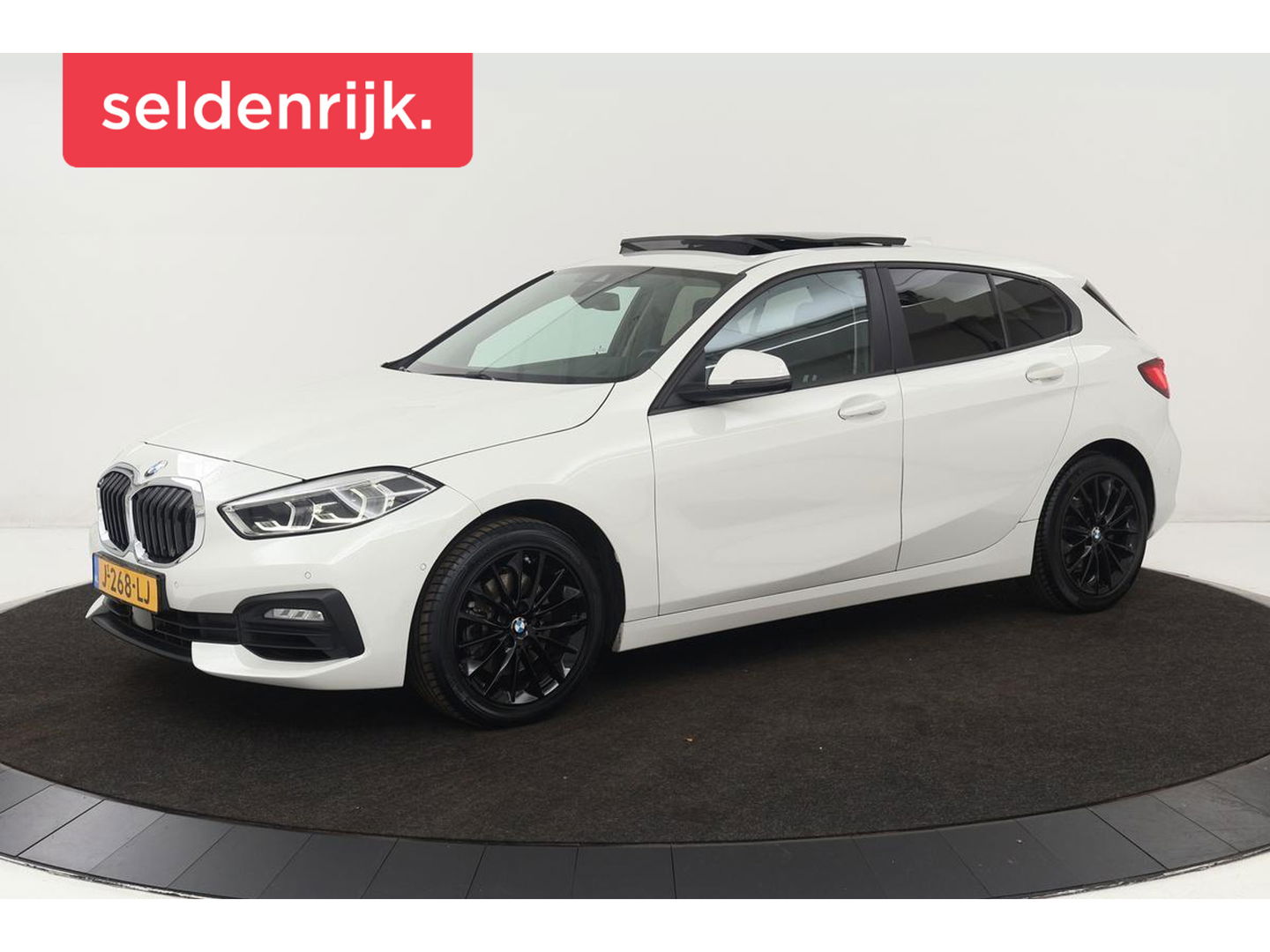 BMW 1-serie 118i Advantage | Panoramadak | Stoelverwarming | Trekhaak | Apple Carplay | Camera | Sportstoelen | Full LED | Navigatie | Live Cockpit