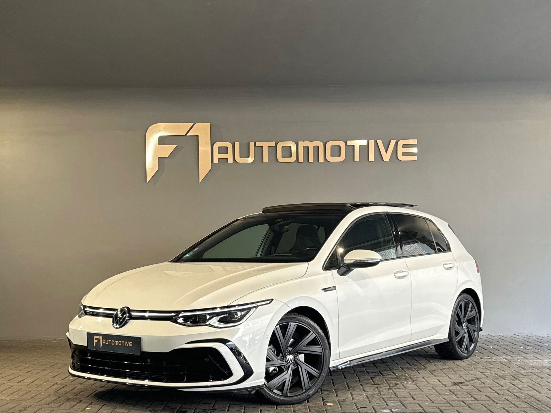 Volkswagen Golf 1.5 eTSI R-Line Pano|HuD|IQ|Camera|Keyless