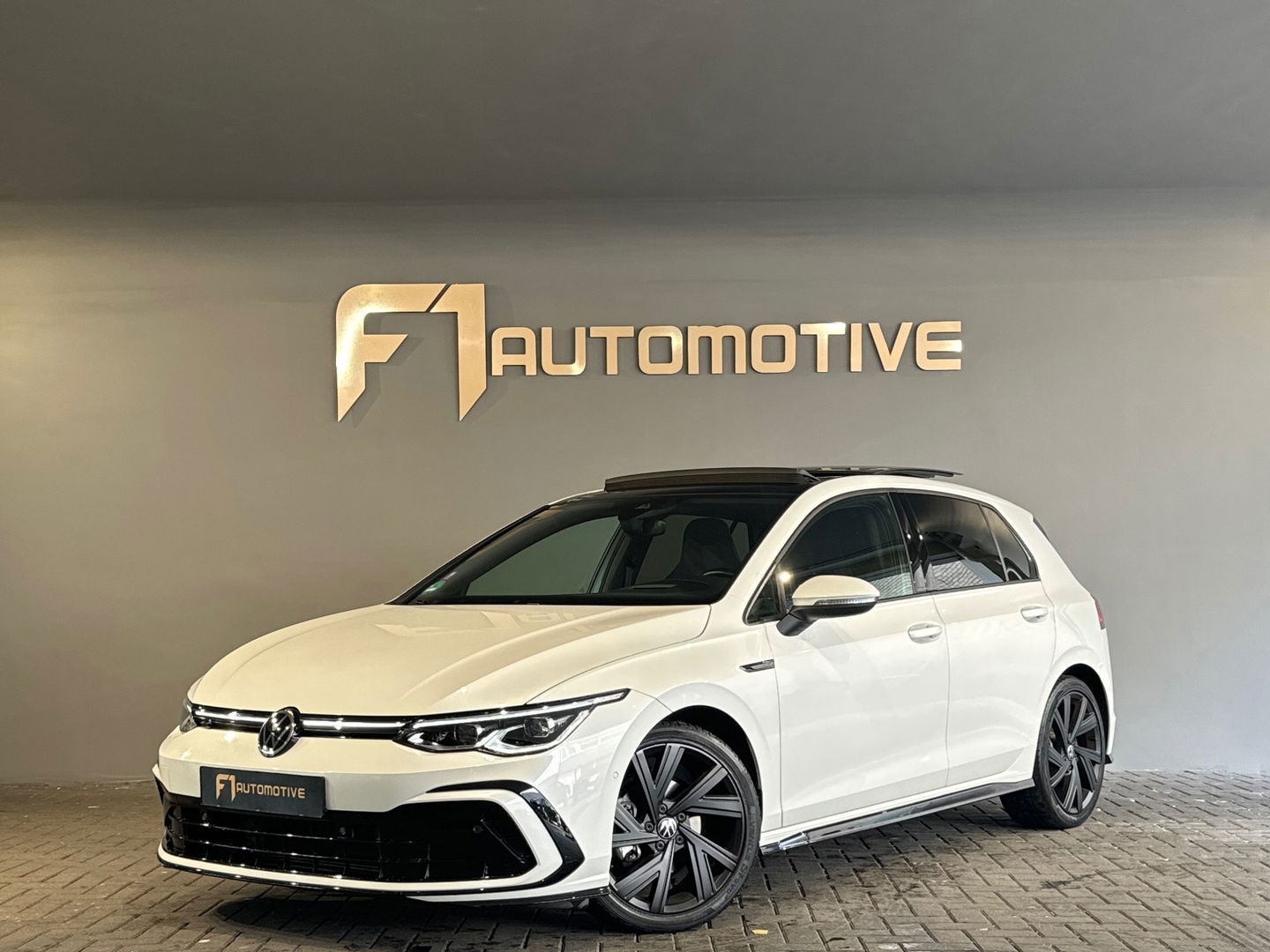 Volkswagen Golf 1.5 eTSI R-Line Pano|HuD|IQ|Camera|Keyless