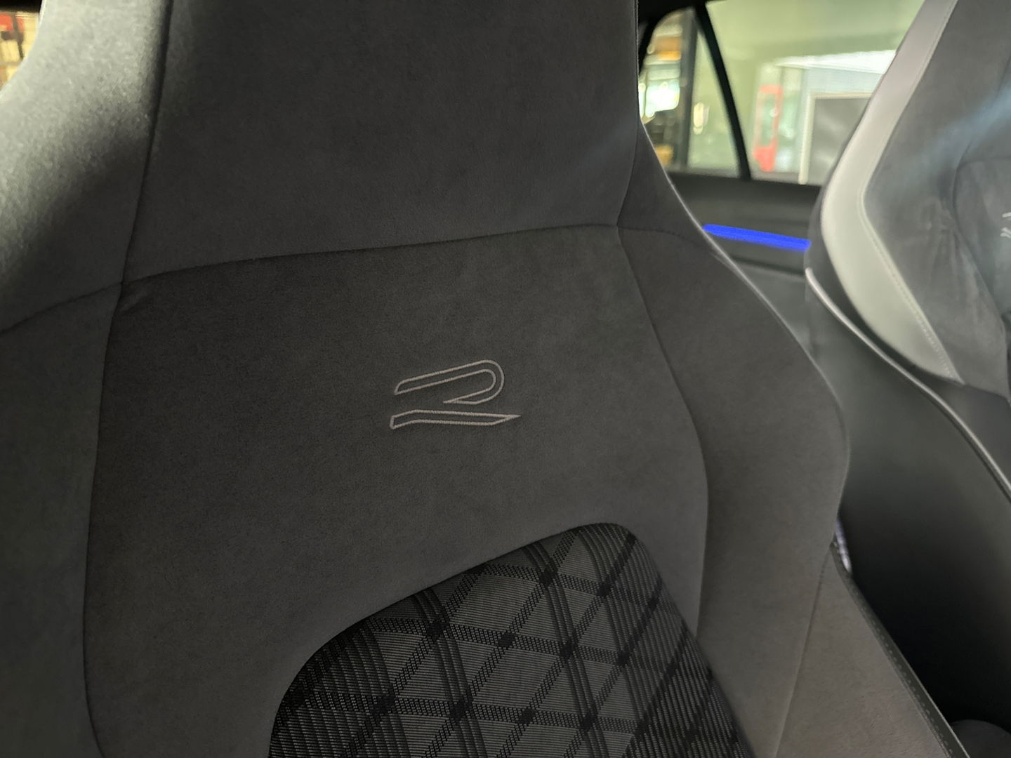 Volkswagen Golf 1.5 eTSI R-Line Pano|HuD|IQ|Camera|Keyless