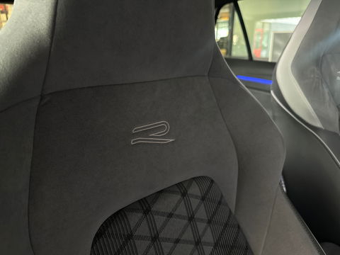 Volkswagen Golf 1.5 eTSI R-Line Pano|HuD|IQ|Camera|Keyless