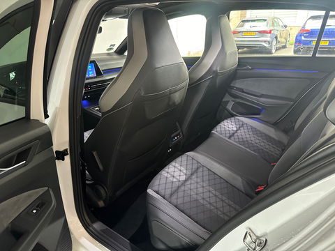 Volkswagen Golf 1.5 eTSI R-Line Pano|HuD|IQ|Camera|Keyless