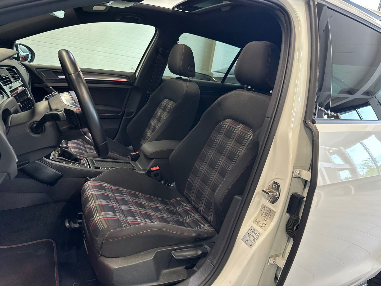 Volkswagen Golf 2.0 TSI GTI Pano|DCC|ACC|LaneAss|Parelmoer