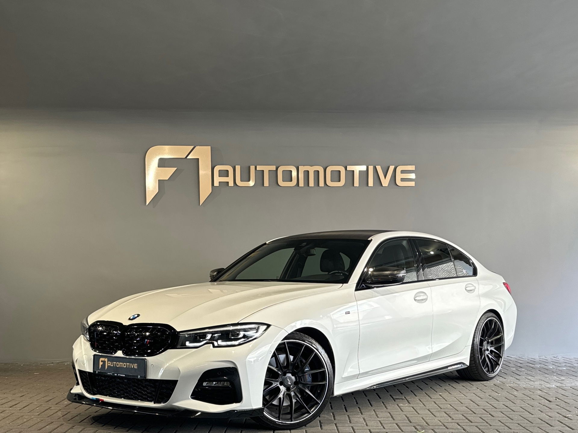 BMW 3-serie 330i High Executive M Sport|HuD|Carbon|Leer|NAP