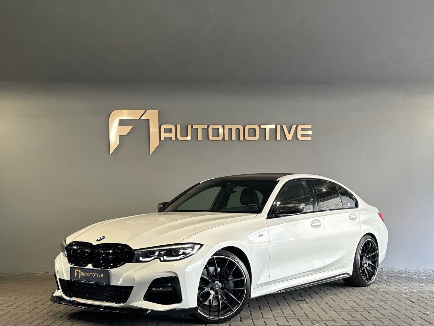BMW 3-serie 330i High Executive M Sport|HuD|Carbon|Leer|NAP