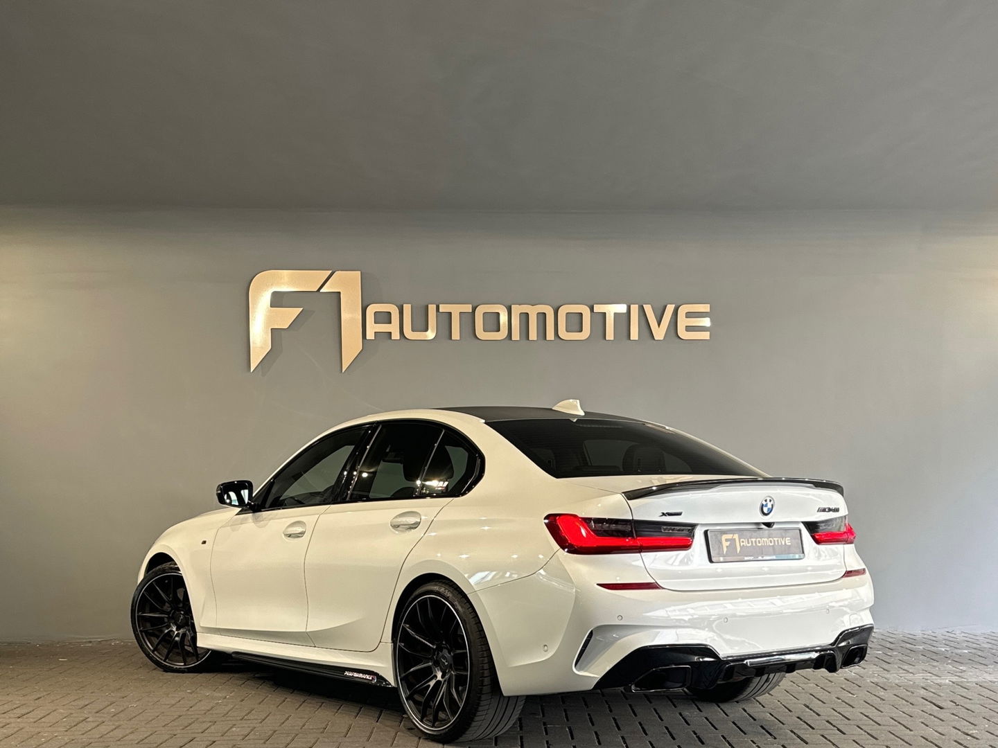 BMW 3-serie 330i High Executive M Sport|HuD|Carbon|Leer|NAP