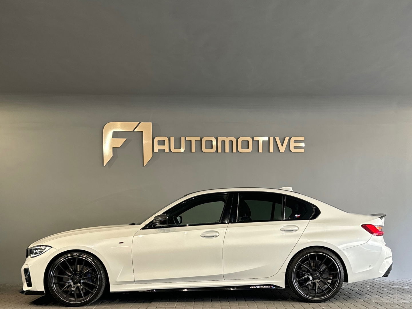 BMW 3-serie 330i High Executive M Sport|HuD|Carbon|Leer|NAP