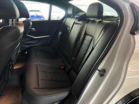 BMW 3-serie 330i High Executive M Sport|HuD|Carbon|Leer|NAP