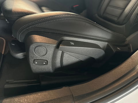 BMW 3-serie 330i High Executive M Sport|HuD|Carbon|Leer|NAP